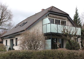 Fenster, Haustür, Rolladen an Streif-Fertighaus in Bad Münder